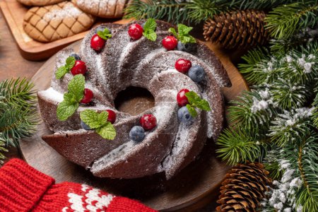 Foto de Pastel de Navidad decorado con arándanos, arándanos y menta - Imagen libre de derechos
