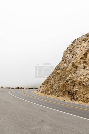 Foto de Camino de asfalto y paisaje de montaña de Estados Unidos - Imagen libre de derechos