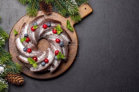 Téléchargez les photos : Gâteau de Noël décoré de myrtilles, canneberges et menthe. Pose plate avec espace de copie - en image libre de droit