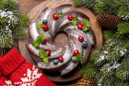 Foto de Pastel de Navidad decorado con arándanos, arándanos y menta - Imagen libre de derechos