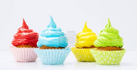 Foto de Coloridos cupcakes sobre fondo gris con espacio para copiar - Imagen libre de derechos