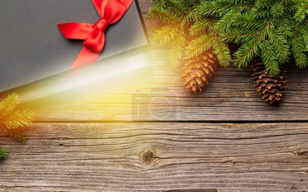 Téléchargez les photos : Boîte cadeau ouverte avec lumière magique. Carte de voeux de Noël. Pose plate avec espace de copie - en image libre de droit