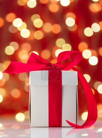 Téléchargez les photos : Coffret cadeau de Noël devant les lumières de Noël bokeh - en image libre de droit
