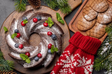 Foto de Pastel de Navidad decorado con arándanos, arándanos y menta. Puesta plana - Imagen libre de derechos