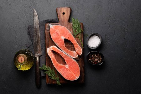 Foto de Filete de salmón fresco. Dos filetes de pescado y especias. Piso con espacio de copia - Imagen libre de derechos