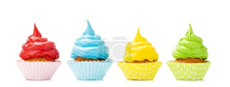 Foto de Coloridos cupcakes aislados sobre fondo blanco - Imagen libre de derechos