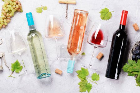 Foto de Botellas y vasos de vino blanco, rosa y tinto. Puesta plana - Imagen libre de derechos