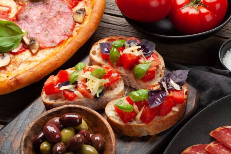 Téléchargez les photos : Cuisine italienne. Pizza pepperoni et toasts antipasto - en image libre de droit