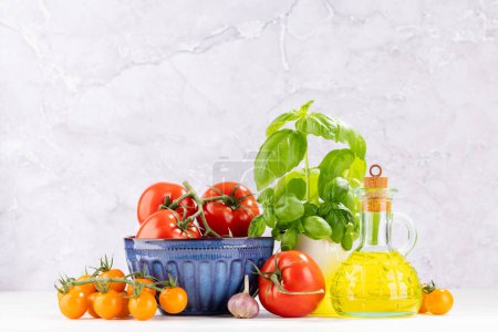 Foto de Ingredientes para cocinar. Cocina italiana. Tomates, aceite de oliva, albahaca. Con espacio de copia - Imagen libre de derechos