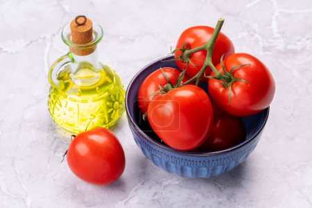 Téléchargez les photos : Légumes frais de jardin. Tomates et huile d'olive. Cuisine italienne - en image libre de droit