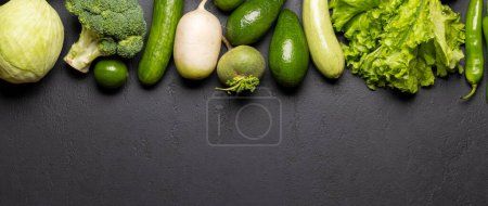 Foto de Verduras y frutas verdes saludables. Piso con espacio de copia - Imagen libre de derechos