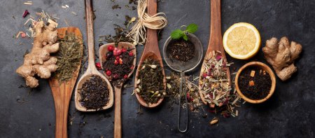 Foto de Varios té seco en cucharas de madera. Vista superior plano laico - Imagen libre de derechos