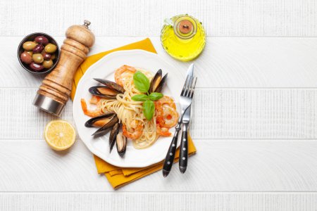 Téléchargez les photos : Pâtes de fruits de mer aux crevettes et aux moules. Vue du dessus plat avec espace de copie - en image libre de droit