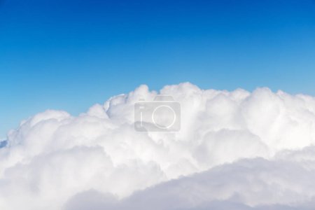 Téléchargez les photos : Nuages ensoleillés et ciel de la fenêtre de l'avion - en image libre de droit