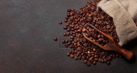 Téléchargez les photos : Grains de café torréfiés en sac. Vue du dessus plat avec espace de copie - en image libre de droit