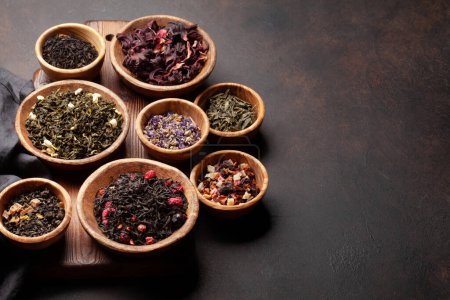 Téléchargez les photos : Divers thé séché. Feuilles de tisane, baies, feuilles de thé vert et noir. Avec espace de copie - en image libre de droit