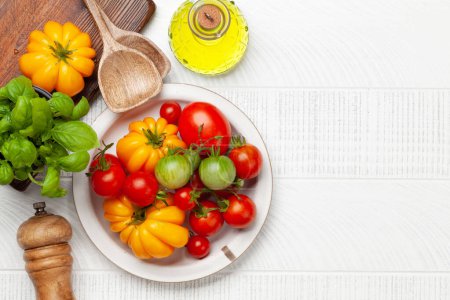 Téléchargez les photos : Diverses tomates de jardin colorées. Légumes frais et épices. Vue du dessus plat avec espace de copie - en image libre de droit