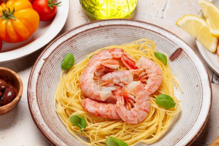 Téléchargez les photos : Pâtes aux crevettes. Cuisine italienne - en image libre de droit