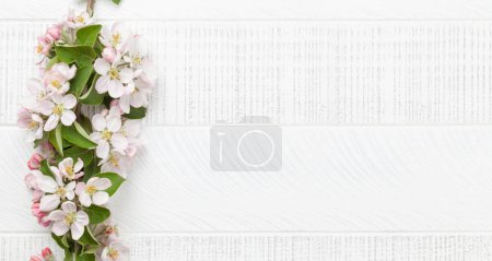 Foto de Rama de manzano en la mesa de madera. Vista superior plano con espacio de copia, plantilla para su tarjeta de primavera - Imagen libre de derechos