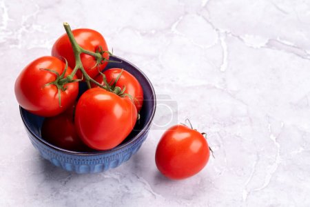 Téléchargez les photos : Tomates fraîches de jardin. Cuisine italienne. Avec espace de copie - en image libre de droit