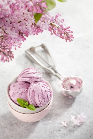 Téléchargez les photos : Crème glacée sundae bol et fleurs lilas - en image libre de droit