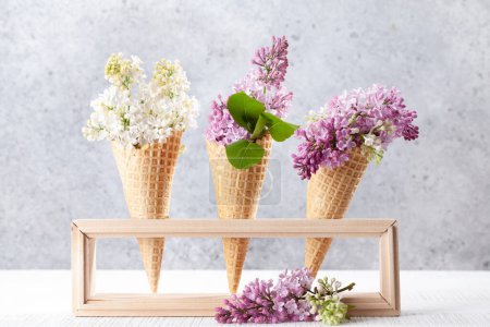 Foto de Varias flores de color lila en conos de helado. Concepto primavera - Imagen libre de derechos