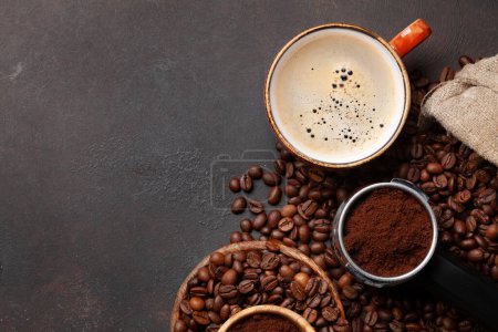 Foto de Granos de café tostados, café molido en portafiltros y taza de café expreso. Vista superior plano con espacio de copia - Imagen libre de derechos