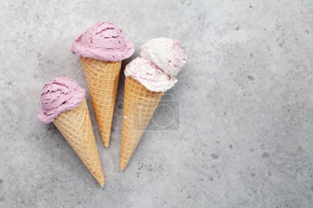 Téléchargez les photos : Divers sundae à la crème glacée dans les cônes de gaufres. Vue du dessus plat avec espace de copie - en image libre de droit