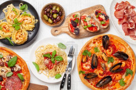 Téléchargez les photos : Cuisine italienne. Pâtes, pizza, olives et toasts antipasto. Pose plate - en image libre de droit