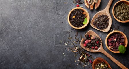 Foto de Varios té seco en cucharas de madera. Vista superior plano con espacio para su texto - Imagen libre de derechos