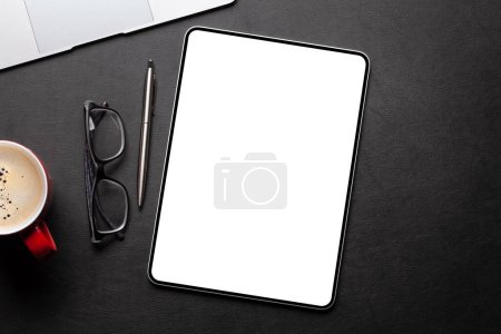 Téléchargez les photos : Tablette avec écran blanc sur le bureau, tasse à café et fournitures de bureau. Vue du dessus plat avec espace de copie - en image libre de droit