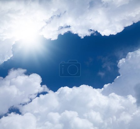 Téléchargez les photos : Ciel bleu ensoleillé avec nuages et espace de copie au centre - en image libre de droit