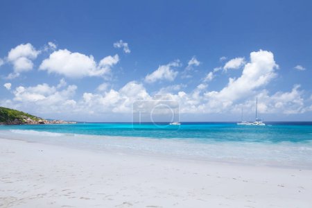 Téléchargez les photos : Seychelles belle plage tropicale avec palmiers, rochers et mer turquoise - en image libre de droit