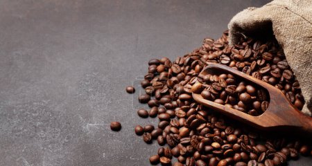 Téléchargez les photos : Grains de café torréfiés en sac. Avec espace de copie - en image libre de droit