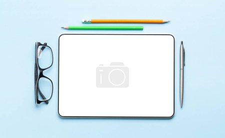 Téléchargez les photos : Tablette avec écran blanc sur le bureau. Vue du dessus plat avec espace de copie - en image libre de droit
