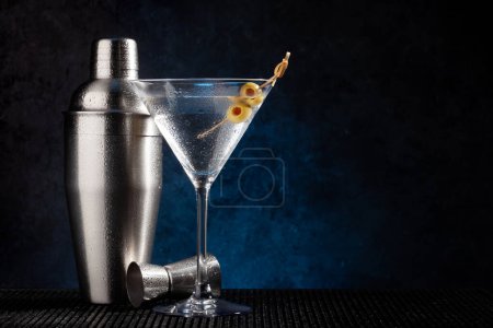 Téléchargez les photos : Cocktail shaker et cocktail martini sur fond sombre avec espace de copie - en image libre de droit