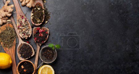Foto de Varios té seco en cucharas de madera. Vista superior plano con espacio para su texto - Imagen libre de derechos