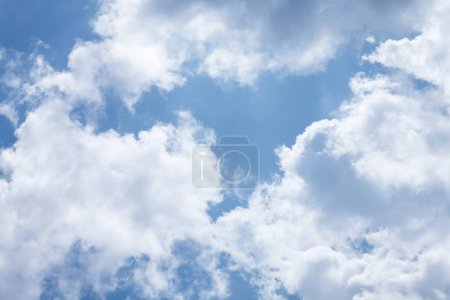 Foto de Azul Cielo soleado con nubes - Imagen libre de derechos