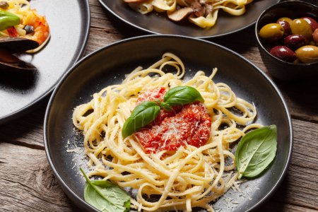 Téléchargez les photos : Différentes pâtes italiennes. Pâtes à la sauce aux fruits de mer, champignons et tomates, spaghettis bolognais - en image libre de droit