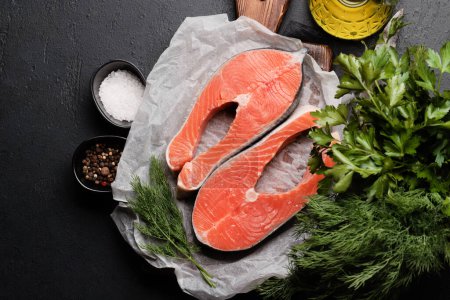 Foto de Filete de salmón fresco. Dos filetes de pescado crudo y especias. Piso con espacio de copia - Imagen libre de derechos