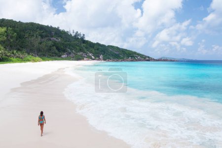 Foto de Seychelles hermosa playa tropical con palmeras, rocas y mar turquesa - Imagen libre de derechos