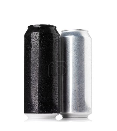 Foto de Dos latas de cerveza o soda de aluminio. Aislado sobre fondo blanco - Imagen libre de derechos