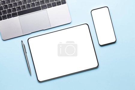 Foto de Tableta y smartphone con pantalla en blanco en el escritorio. Vista superior plano con espacio de copia - Imagen libre de derechos