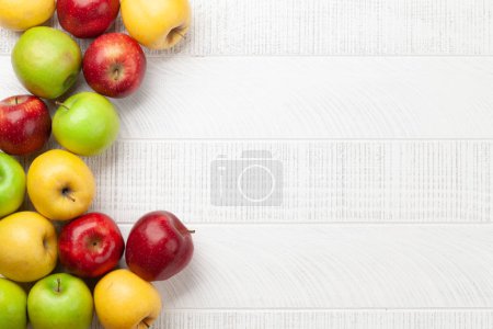Téléchargez les photos : Fruits de pomme mûrs colorés sur table en bois. Vue du dessus plat avec espace de copie - en image libre de droit