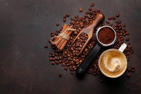Foto de Espresso fresco, granos de café tostados y café molido en portafiltros. Vista superior plano con espacio de copia - Imagen libre de derechos