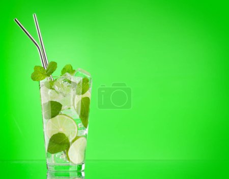 Téléchargez les photos : Cocktail Mojito sur fond vert avec espace de copie - en image libre de droit