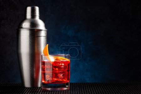 Téléchargez les photos : Cocktail shaker et negroni cocktail sur fond sombre avec espace de copie - en image libre de droit