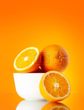 Foto de Frutas naranjas frescas sobre fondo naranja con espacio para copiar - Imagen libre de derechos