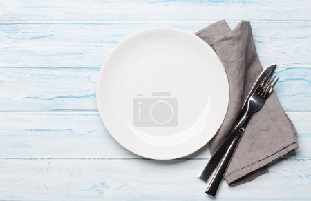 Téléchargez les photos : Assiette vide et argenterie sur table en bois. Vue de dessus plat couché avec espace de copie. Modèle ou maquette pour votre repas - en image libre de droit