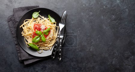Téléchargez les photos : Pâtes avec sauce tomate et basilic. Vue du dessus plat avec espace de copie - en image libre de droit